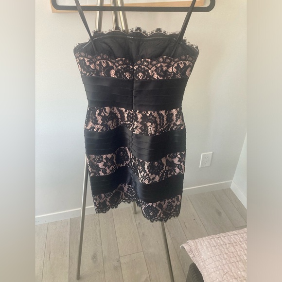Gorgeous lace strapless BCBG Maxazria size 2 dress - Picture 3 of 9